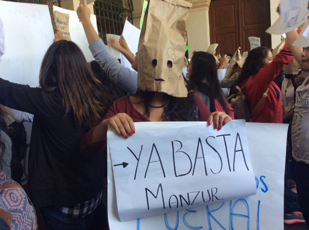 Los estudiantes protestaron frente a Reftoría