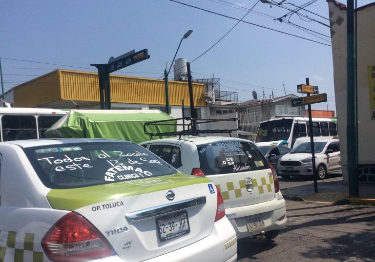 Caos vial en Toluca por protesta de taxistas