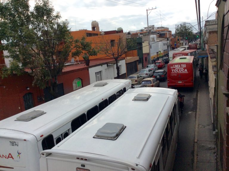 Protestan perredistas frente a palacio; hay caos vial en Toluca