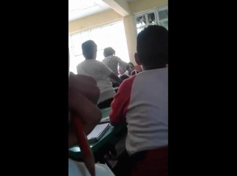 Profesora golpea a alumno, la exhiben en redes sociales