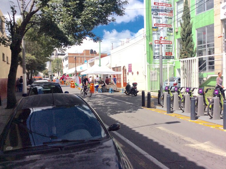 Autos “devoran” espacios públicos en Toluca