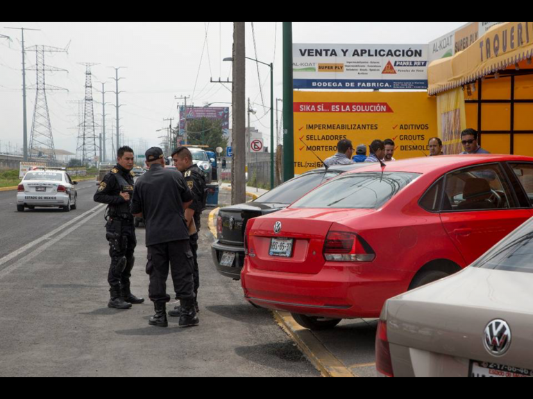 Comando asalta taquería en Metepec