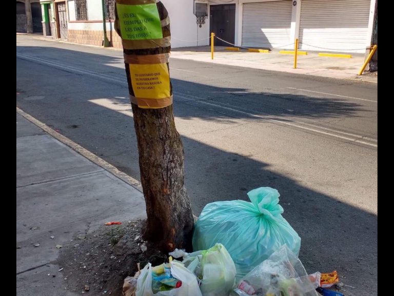 Renuencia ciudadana, tiran basura en calles de Toluca