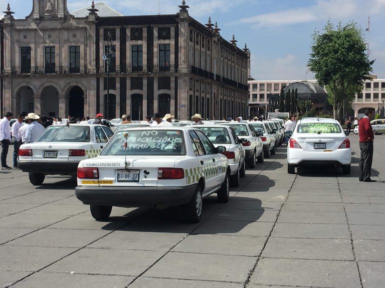 “Fuera aplicaciones”, piden taxistas al gobierno