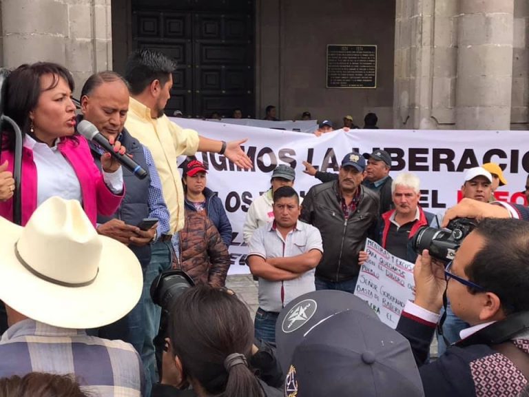 Encabeza alcaldesa bloqueo en Toluca por recursos del FEFOM