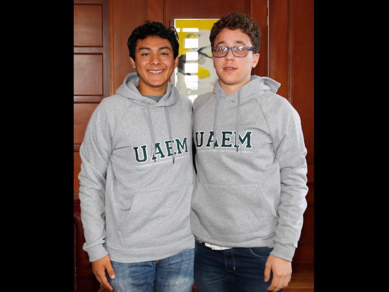Erick y Samuel, encargados de poner en alto a UAEM en torneo de biología