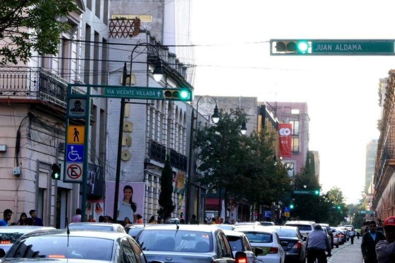 Anuncian reprogramación de semáforos en Toluca
