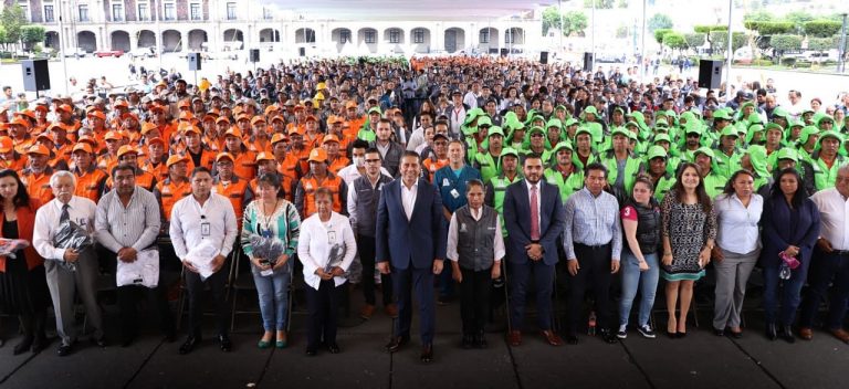 Estrenan uniformes los servidores públicos de Toluca