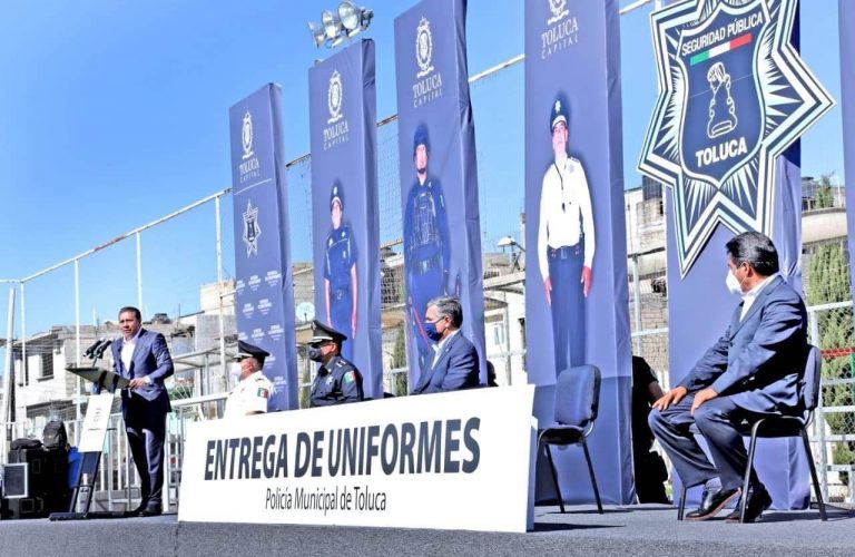 Estrenan uniformes policías de Toluca