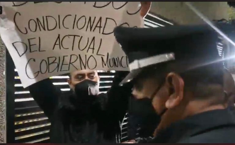 Exempleados de Toluca exigen pago de salario… los deitene la policía