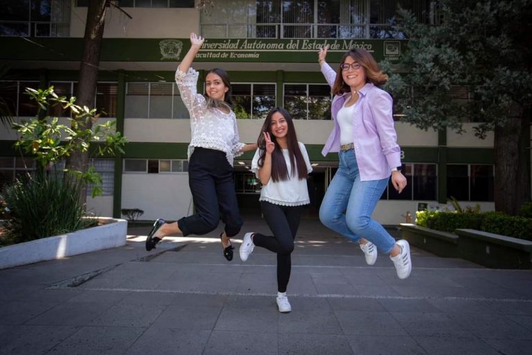 Alumnas de UAEMéx ganan premio con ensayo sobre economía de mujeres