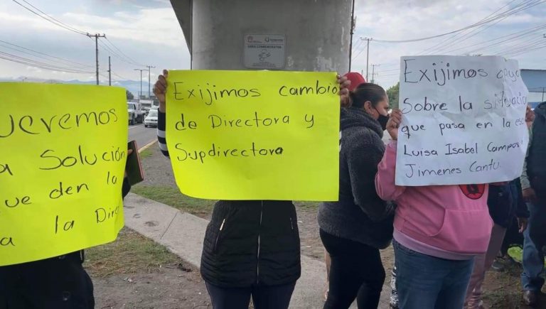Cierran calle, acusan hostigamiento sexual en primaria de Toluca