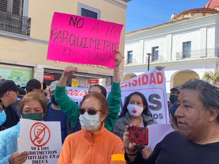 Con protesta, reciben Bando Municipal en Toluca