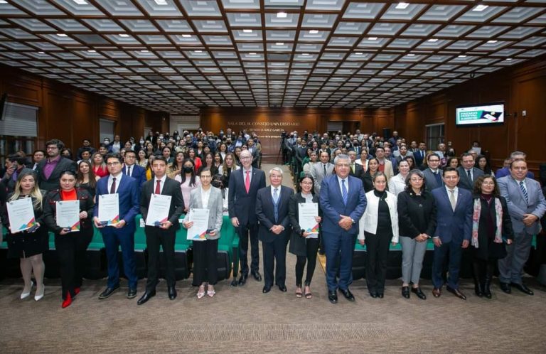Egresados UAEMéx obtienen el Premio CENEVAL
