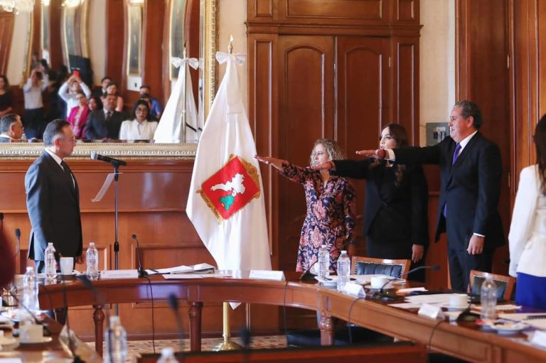 Más renuncias al gabinete de Raymundo Martínez en Toluca