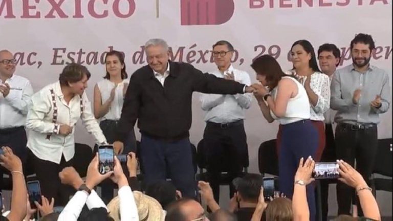 Beso en mano de AMLO, muestra de “cariño”: alcaldesa de Tecámac