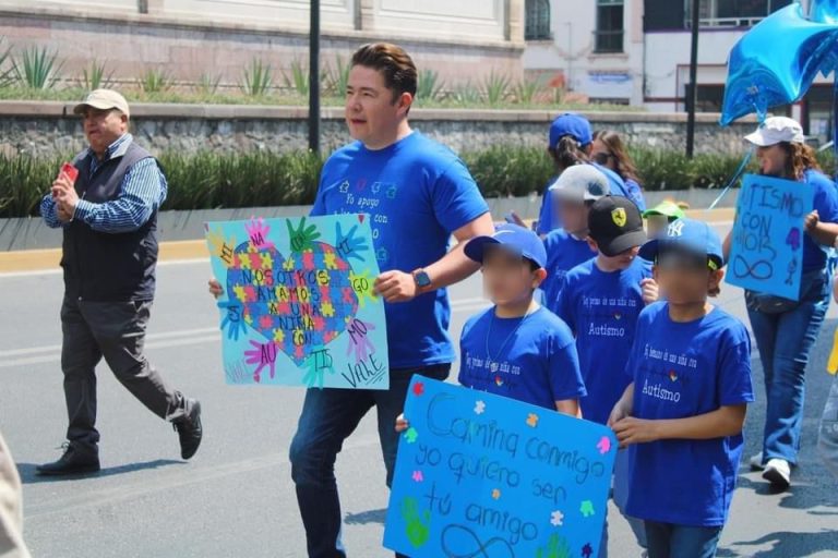 Caminan Toluca para visibilizar autismo