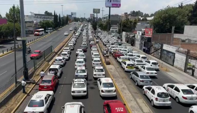 Taxistas desafían a autoridad; bloquean periferia de Movilidad Edoméx