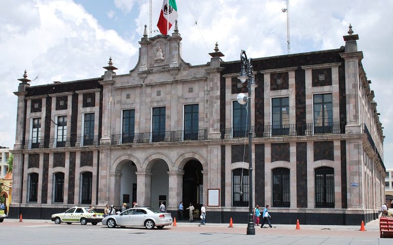 Estafan a trabajadores del ayuntamiento de Toluca