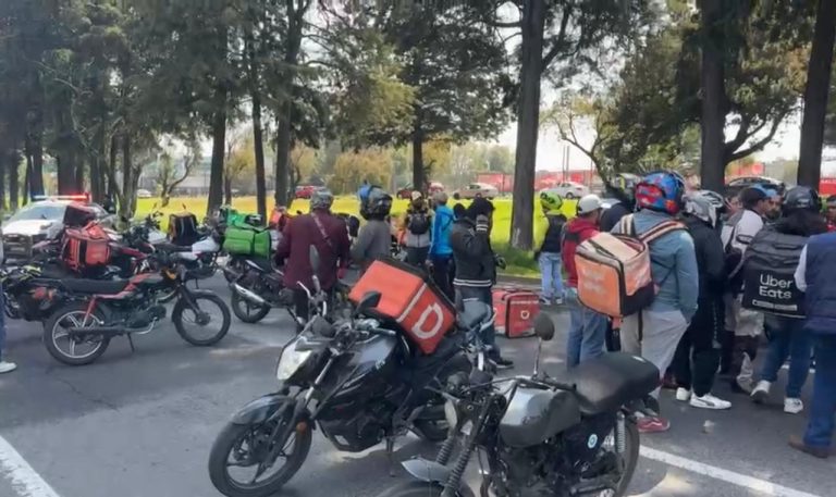 Repartidores de plataformas cierran calles en Toluca