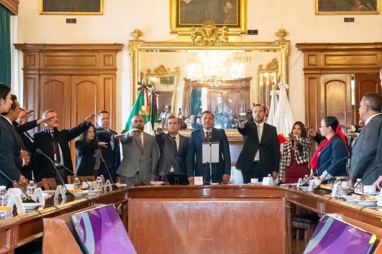 Asume gobierno de Morena con estela priísta en Toluca