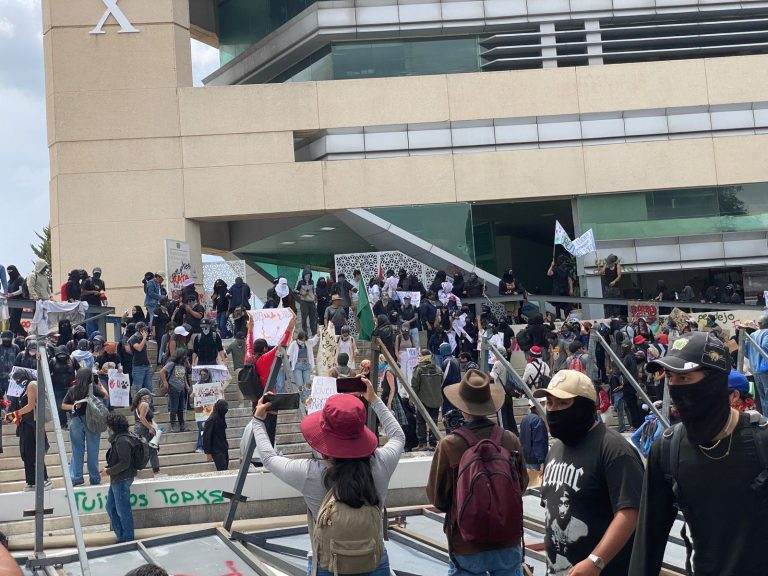 Arremete colmena furiosa contra edificios de la UAEMéx