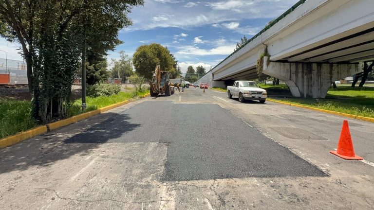 Sigue bacheo en distintas zonas de Toluca
