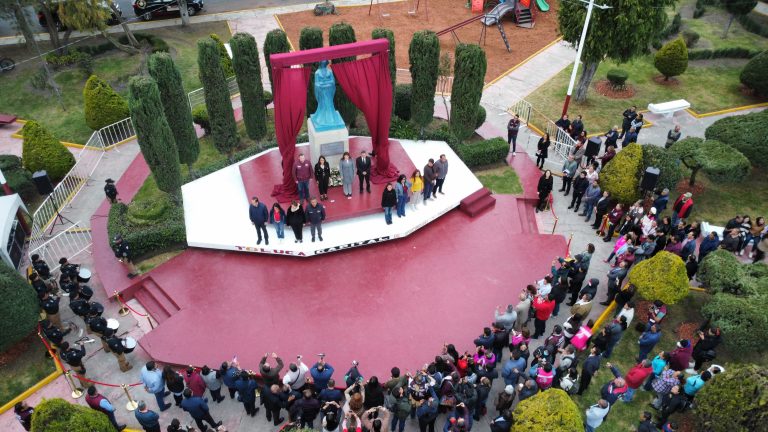 Regresa ayuntamiento de Toluca monumento de Sor Juana al parque