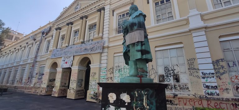 Rectoría de UAEMéx permanece en manos de paristas